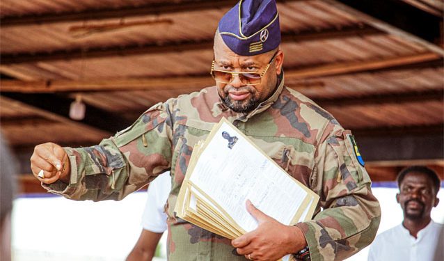 Le commandant de police Oscar Sadibi Mapangou, directeur national du permis de conduire.